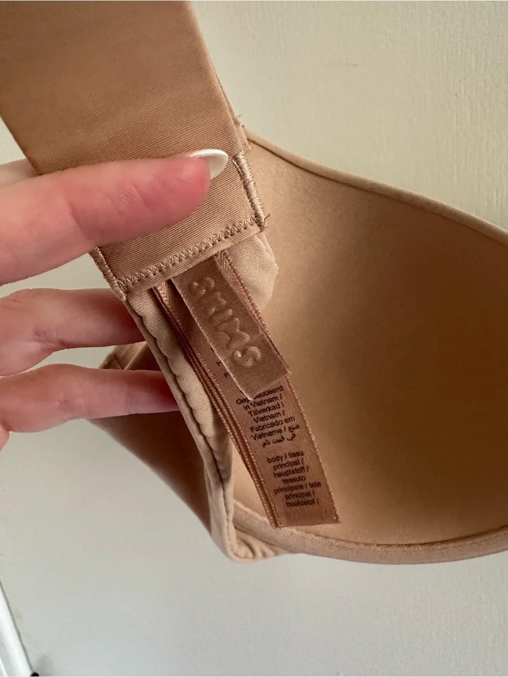 SKIMS Fits Everybody T-shirt Bra - Picture 4 of 6